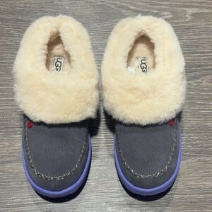 NWOT UGG JI HEART SLIP Size 5